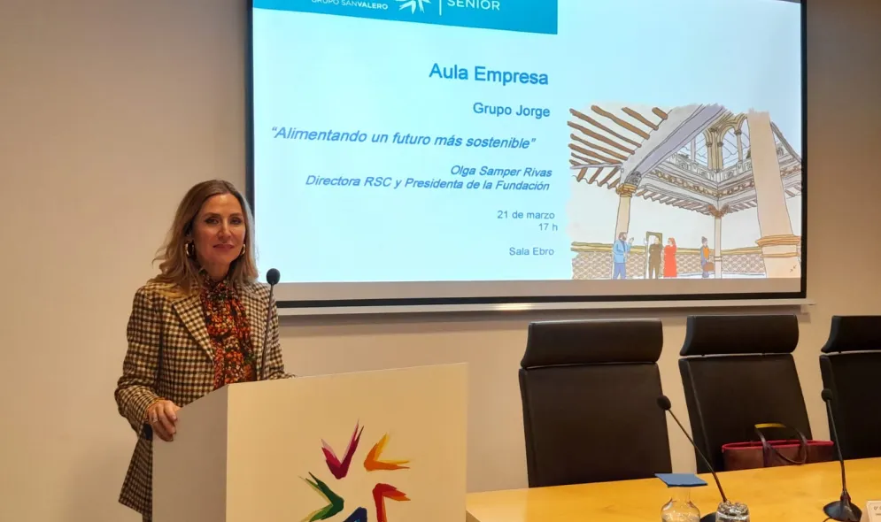 Olga Samper se dirige a los alumnos sénior de la Universidad San Jorge Olga Samper se dirige a los alumnos sénior de la Universidad San Jorge