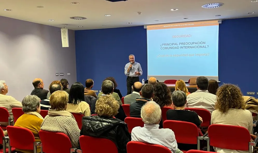 Organizamos una conferencia impartida por Javier Jiménez Olmos en Zuera (Doctor en Paz y Seguridad Internacional) Organizamos una conferencia impartida por Javier Jiménez Olmos en Zuera (Doctor en Paz y Seguridad Internacional)
