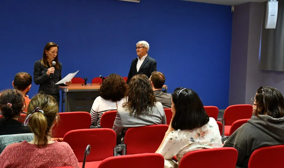 Saca lo mejor de ti misma: inteligencia emocional y empoderamiento Nueva conferencia: "Saca lo mejor de ti misma: inteligencia emocional y empoderamiento"
